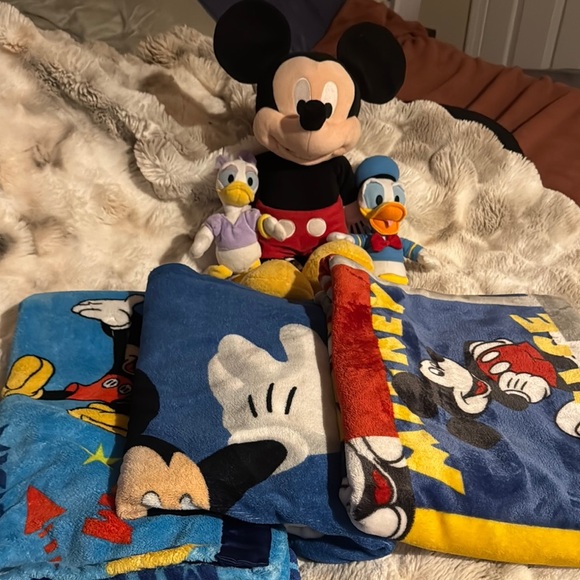 Disney Mickey Mouse Plush and Blanket Set - Picture 1 of 8